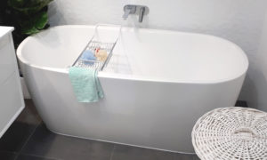 Free Standing Bathtub with Grey Tiles