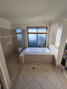 Bathtub before renovation Robina