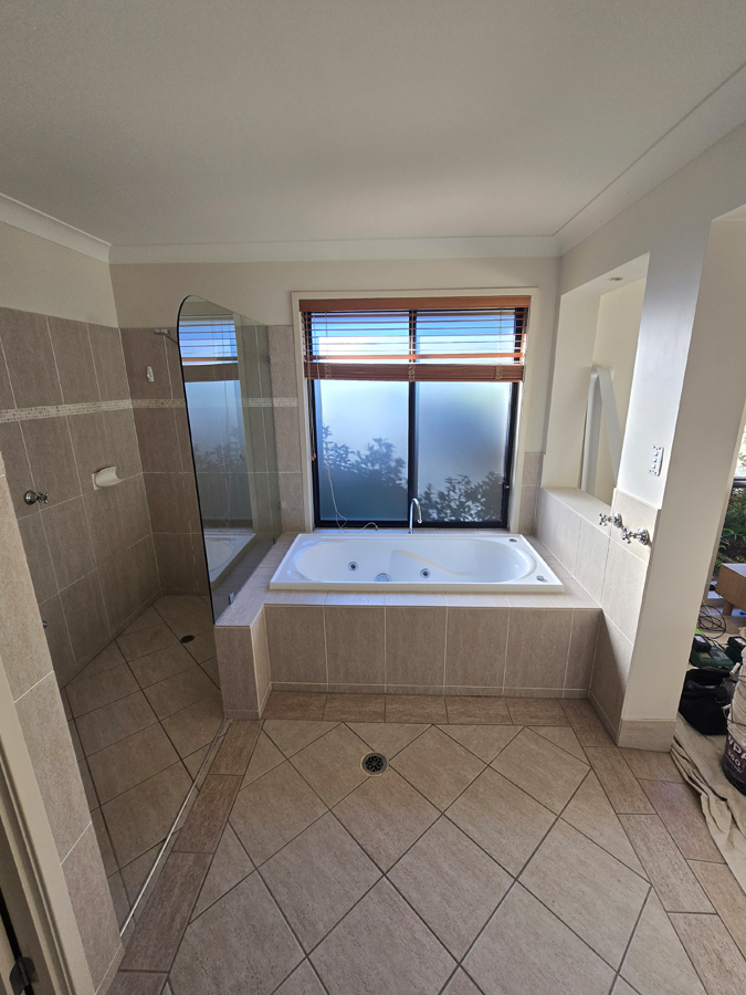Bathtub before renovation Robina