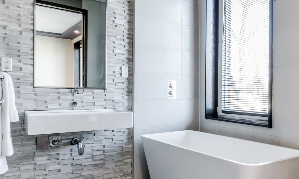 Blinds in a Medium Contrast Bathroom