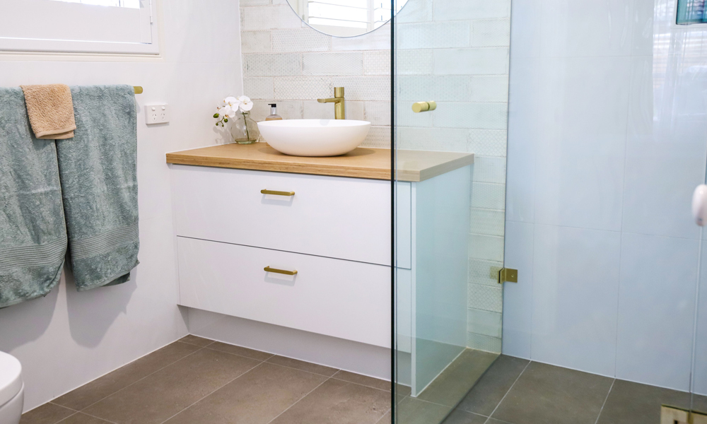 Creating Contrast with Gloss White in your Bathroom Renovation