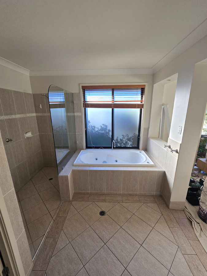 Old tiled bathtub, pre-renovation